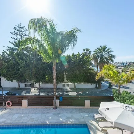 Located In A Stunning Area With Scenic Views !! * Peyia