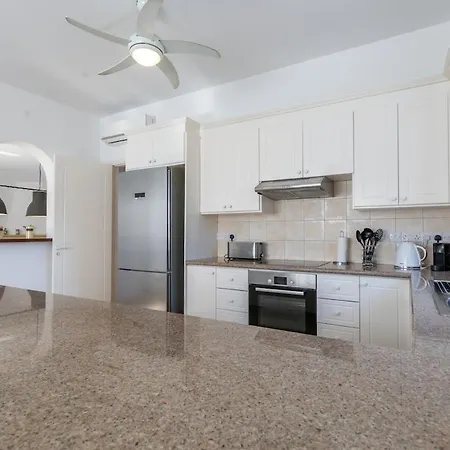 Located In A Stunning Area With Scenic Views !! * Peyia