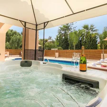 Located In A Stunning Area With Scenic Views !! فيلة